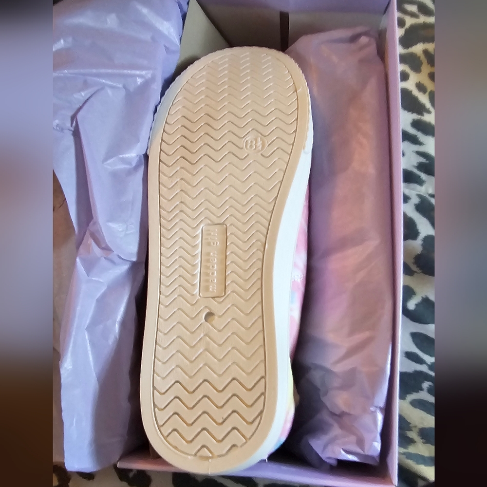 Sneakers - Picture 2 of 3